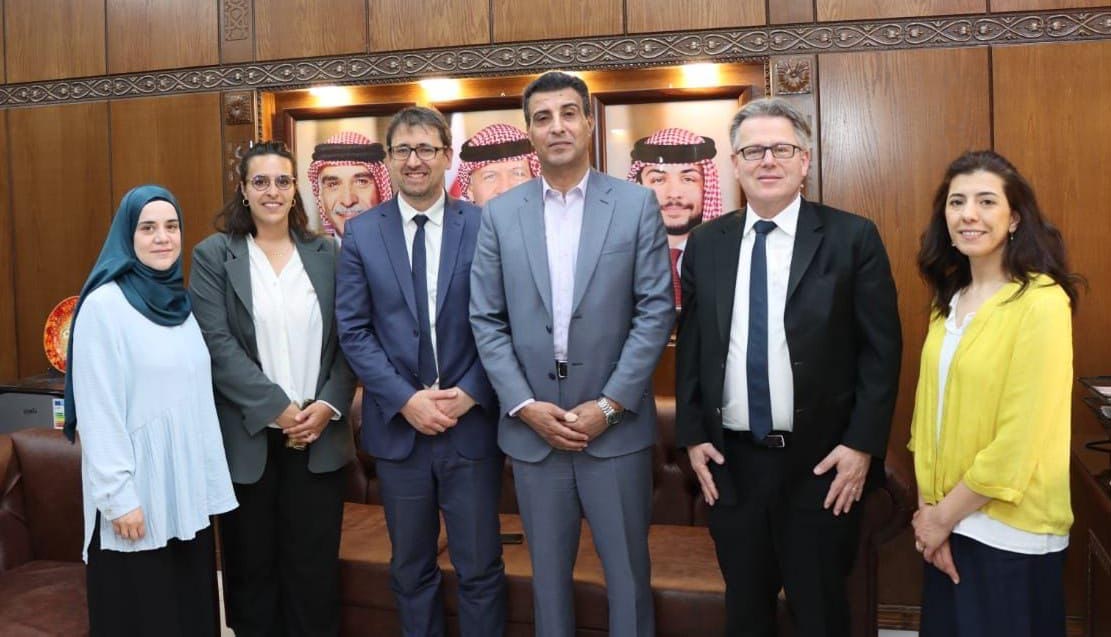 بحث التعاون الأكاديمي بين أردنية العقبة والسفارة الفرنسية