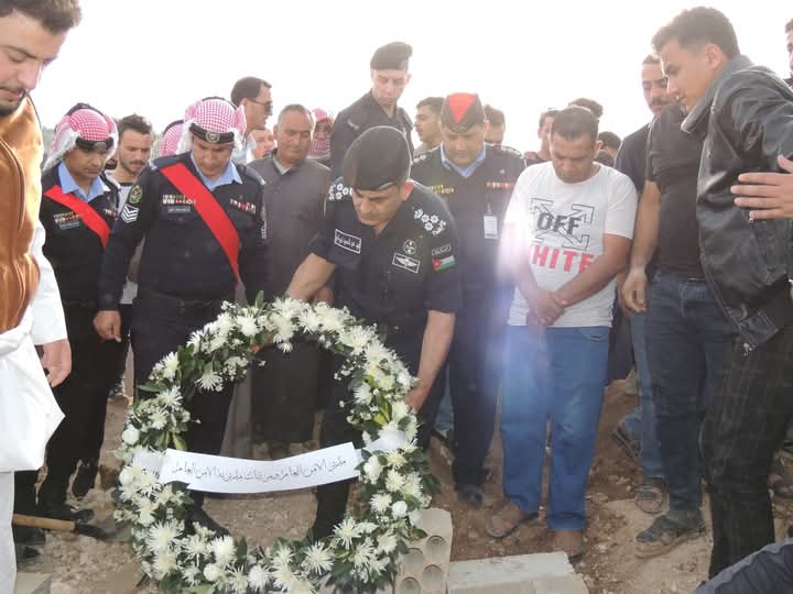 العميد فهد أبو وندي يشارك بتشييع جثمان الشرطي أحمد الغويري في الزرقاء.  صور