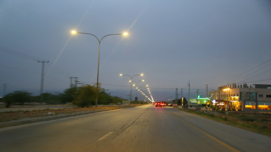 تنفيذ مشروع صيانة لإنارة طريق العدسيةالبحر الميت