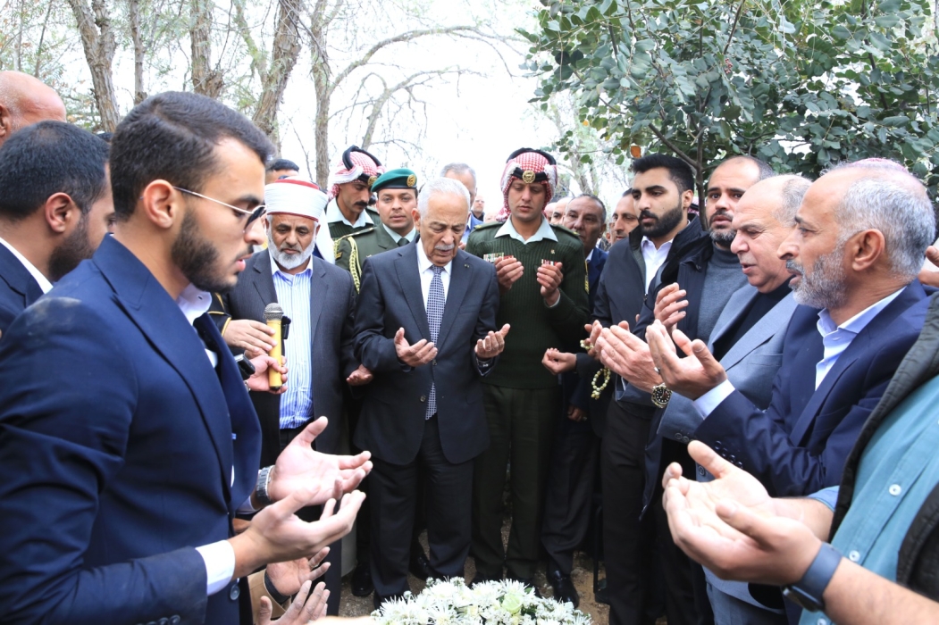 مندوبا عن الملك وولي العهد.. رئيس الديوان الملكي يشارك في تشييع جثمان الوزير عيد الفايز..صور