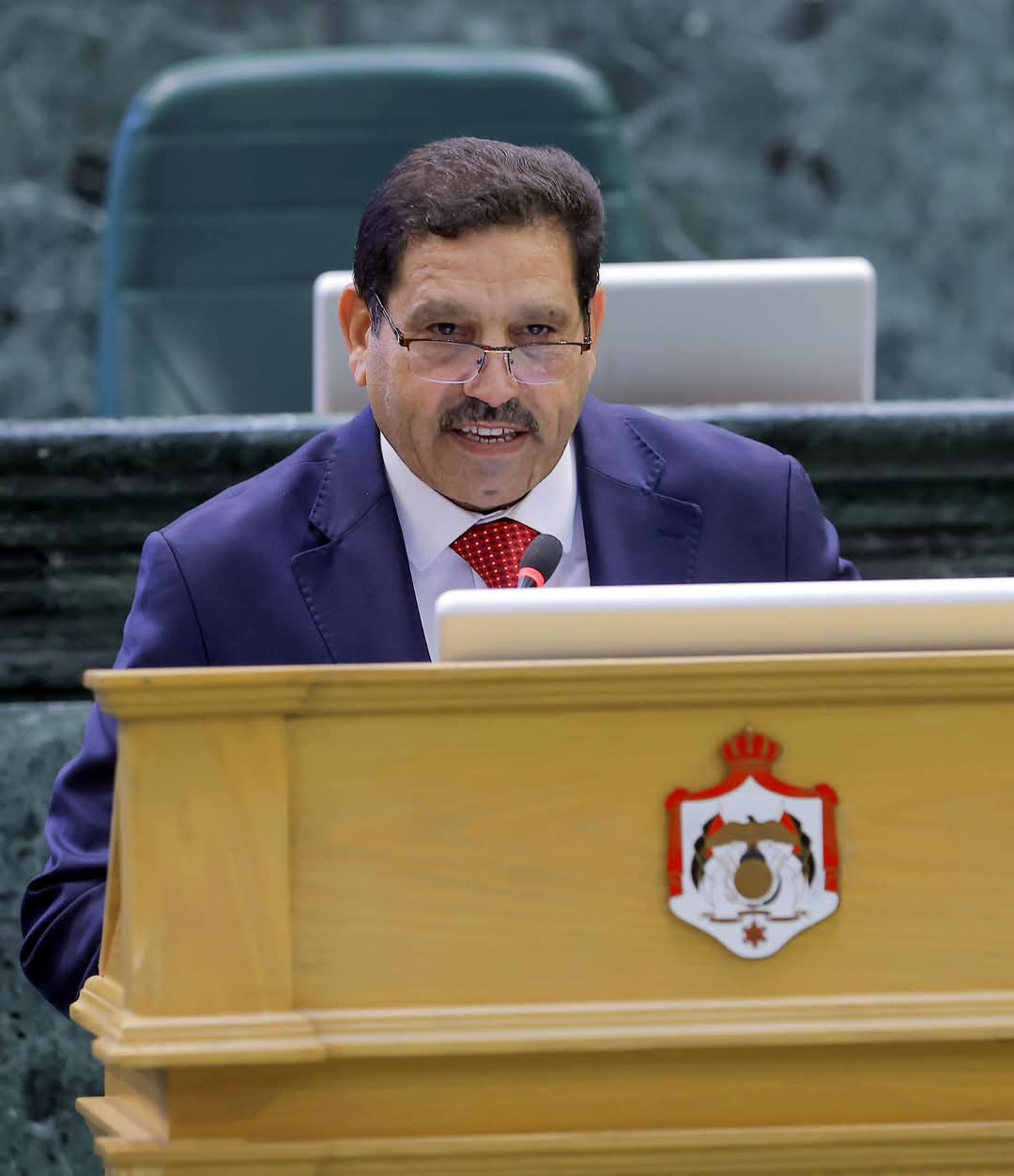النائب العليمات يدعو الى لبس الفوتيك