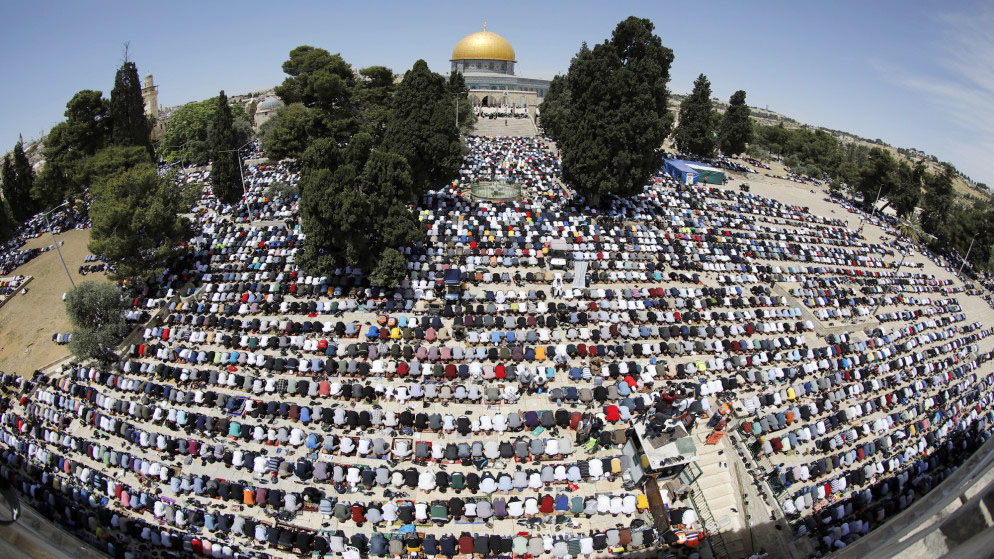عشرات الآلاف يؤدون صلاة الجمعة في المسجد الأقصى