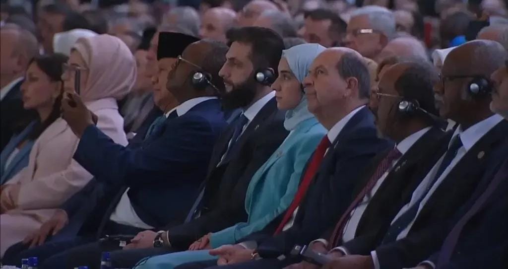 ظهور أنيق لزوجة الرئيس السوري ”أحمد الشرع” في تركيا يلفت الأنظار