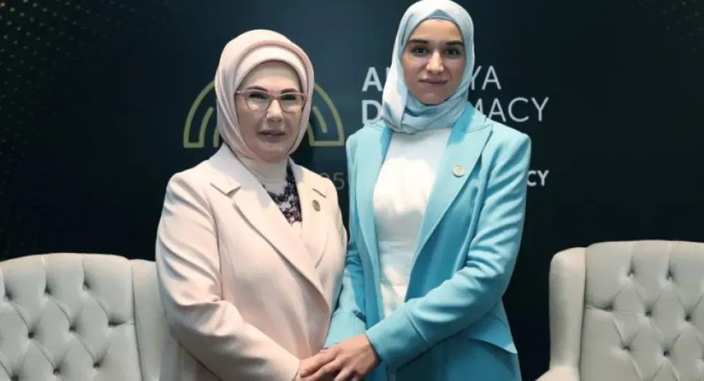 نشاط ملحوظ لـزوجة الرئيس السوري في منتدي أنطاليا