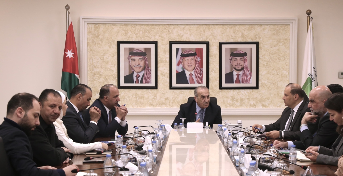 إجتماع في الأشغال لبحث تطوير واستدامة إنارة الطرق الخارجية...صور