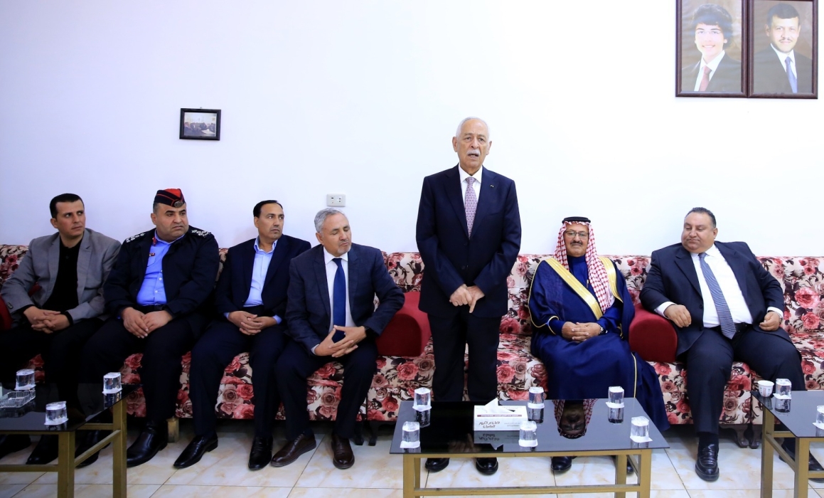 مندوبا عن الملك وولي العهد.. العيسوي يعزي الخوالدة...صور