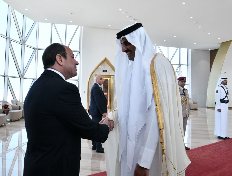 الرئيس المصري يصل إلي قطر.. والكويت وجهته المقبلة