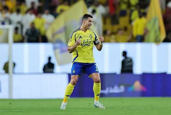 رونالدو يزيح بنزيما من عرش الدوري السعودي