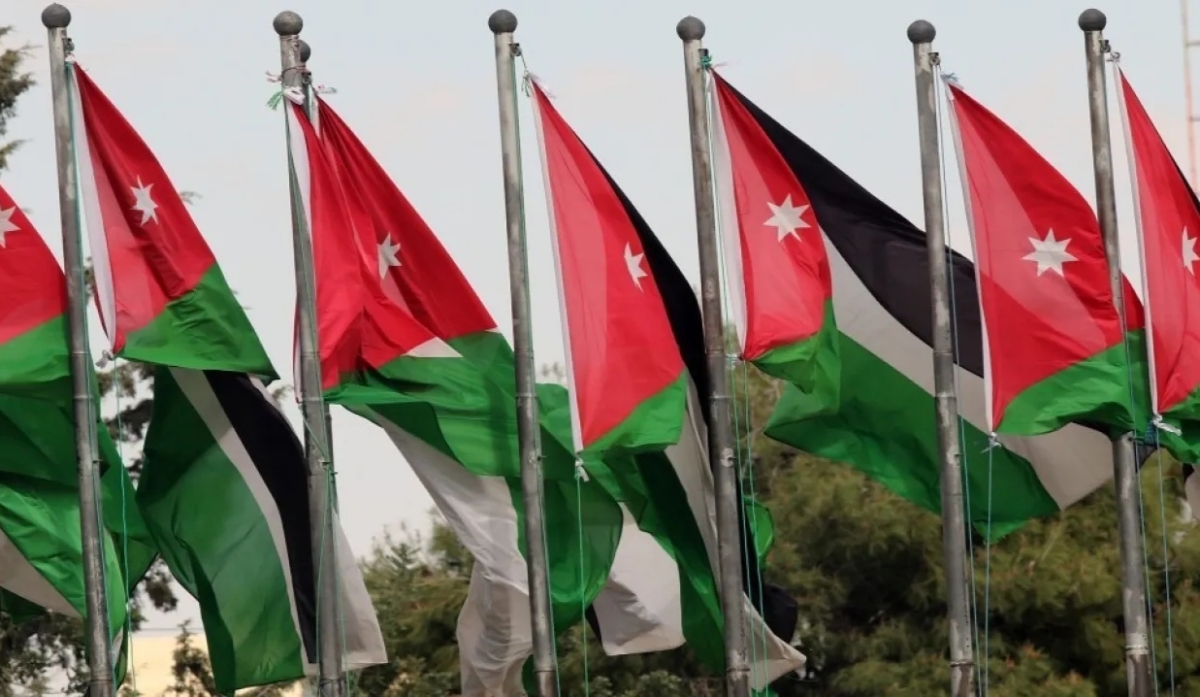 وزير الإدارة المحلية يوعز بتكثيف الجهود لتعزيز رمزية يوم العلم الأردني