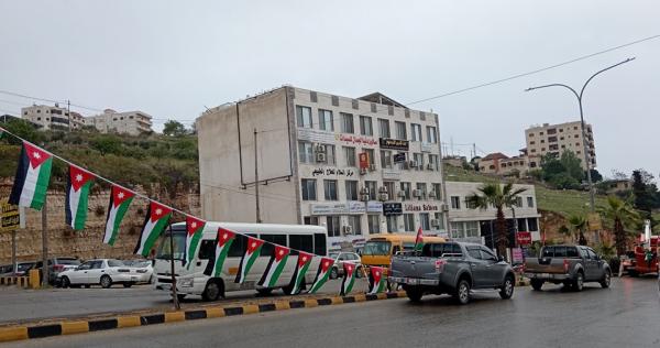 بلدية السلط تنهي استعداداتها لانطلاق موكب العلم الأردني