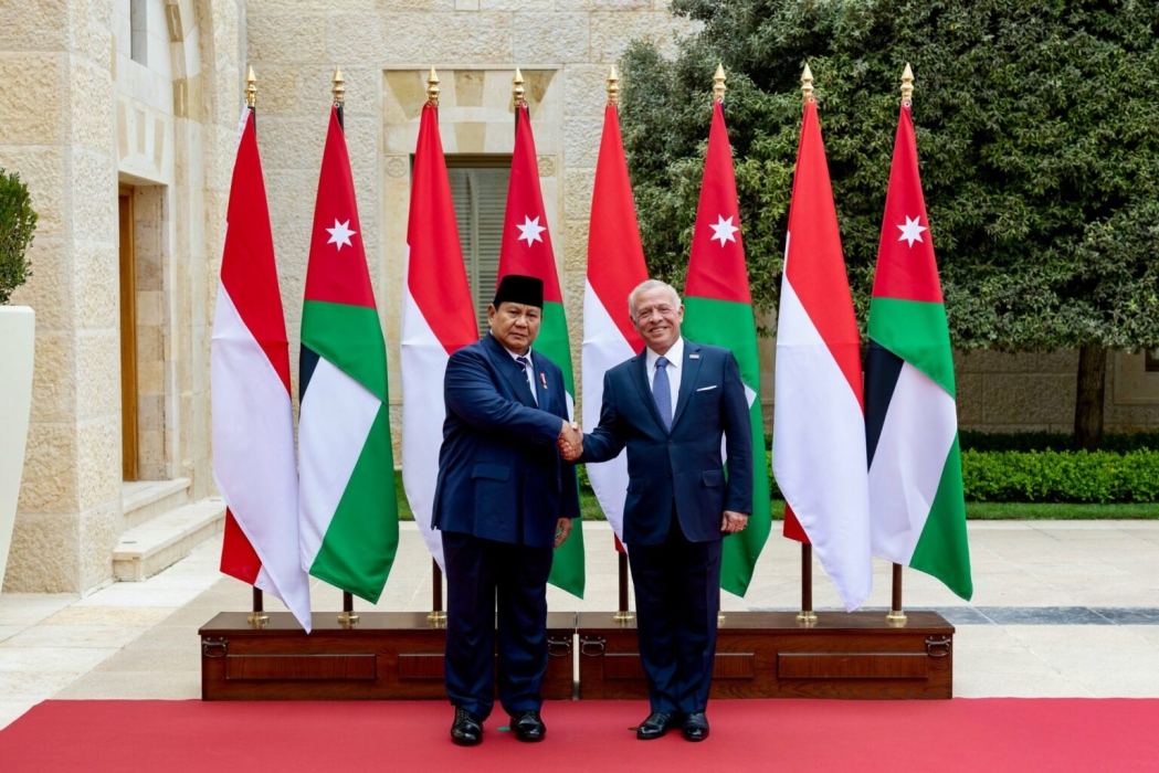 الملك والرئيس الإندونيسي يبحثان العلاقات الثنائية والتطورات بالإقليم