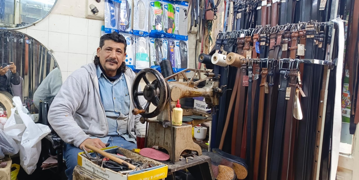 أبو عادل.. يُصلح الأحذية ويُرمم القلوب في وسط البلد ...صور
