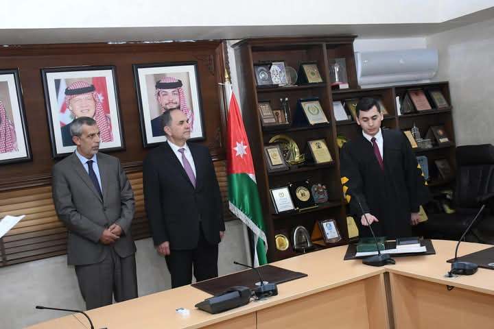 المحامي يزن وصفي خريسات يؤدي القسم القانوني أمام وزير العدل