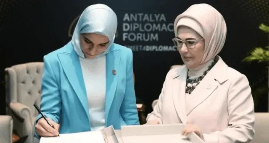 عقيلة أردوغان تكشف سر توقيع زوجة أحمد الشرع خلال زيارة تركيا