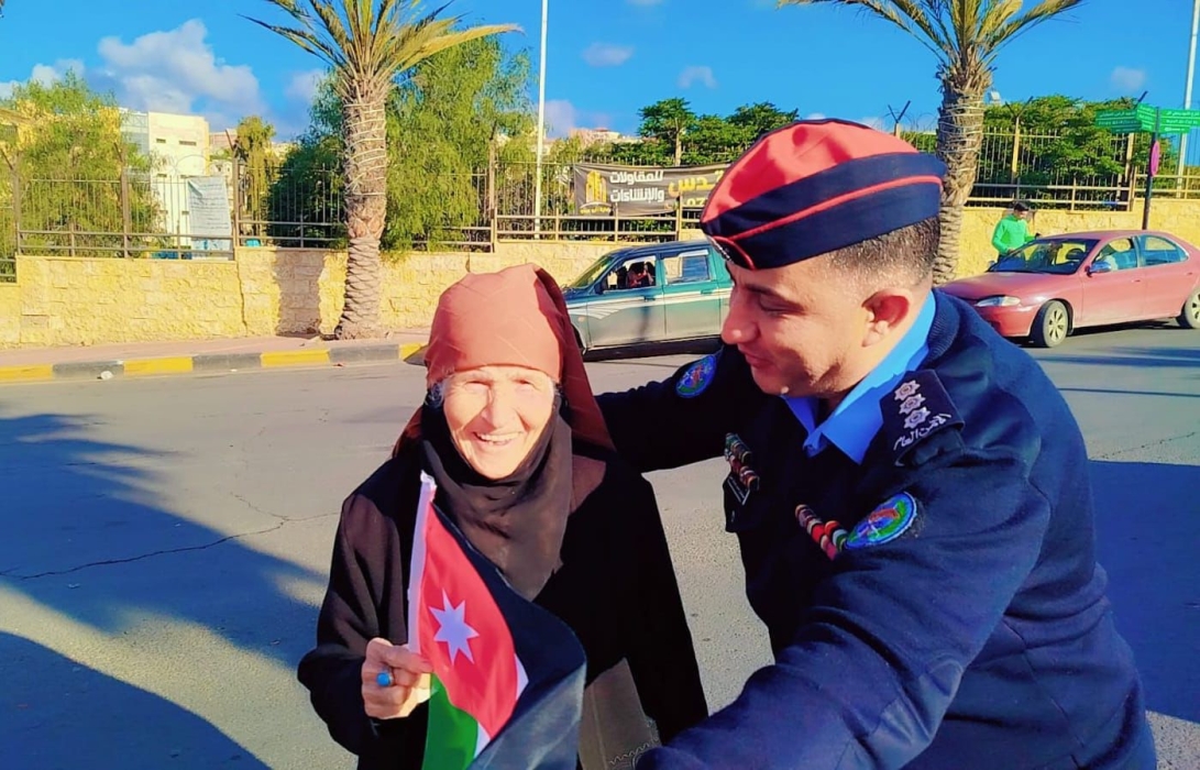 نشامى الأمن العام يوزعون الأعلام وينفذون فعاليات مجتمعية احتفاءً بيوم العلم الأردني...صور