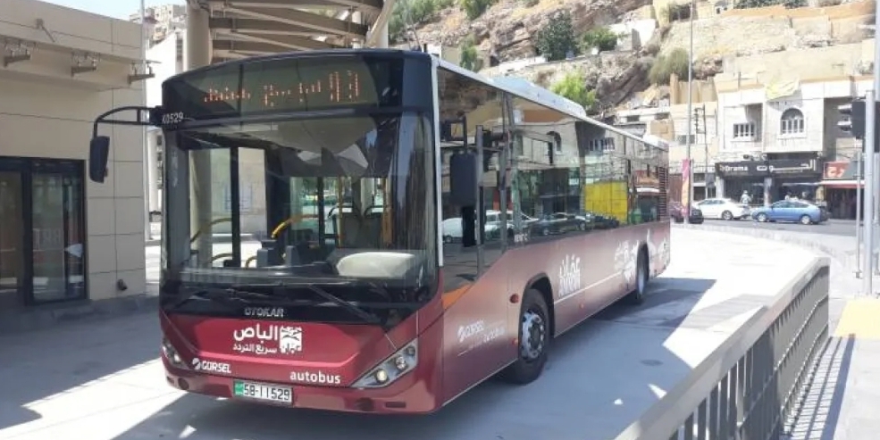أجرة الباص السريع في مادبا دينار .. ولا تشغيل له الجمعة والسبت