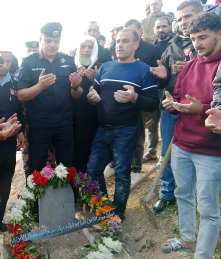 العميد محمد الزوايده يشارك بتشييع جثمان الوكيل أحمد جمعة الجراح في المزار الشمالي  صور
