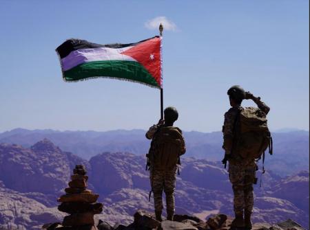 خافق في المعالي .. الأردنيون يحتفلون بيوم العلم