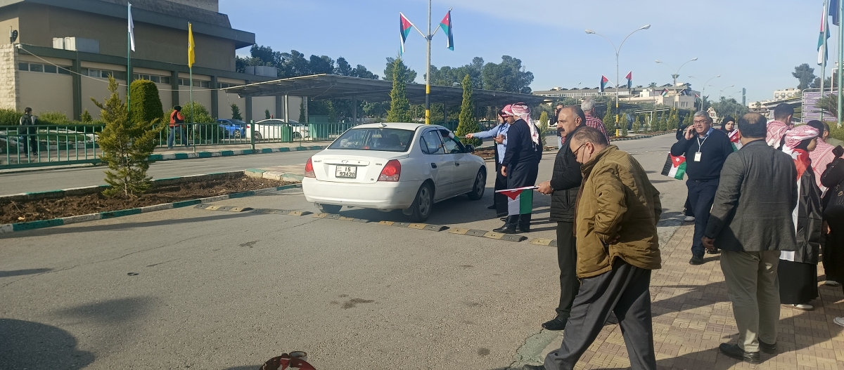 بإشراف من المدير ..الامن الجامعي  في جامعة اليرموك  يوزعون  العلم الاردني على الموظفين