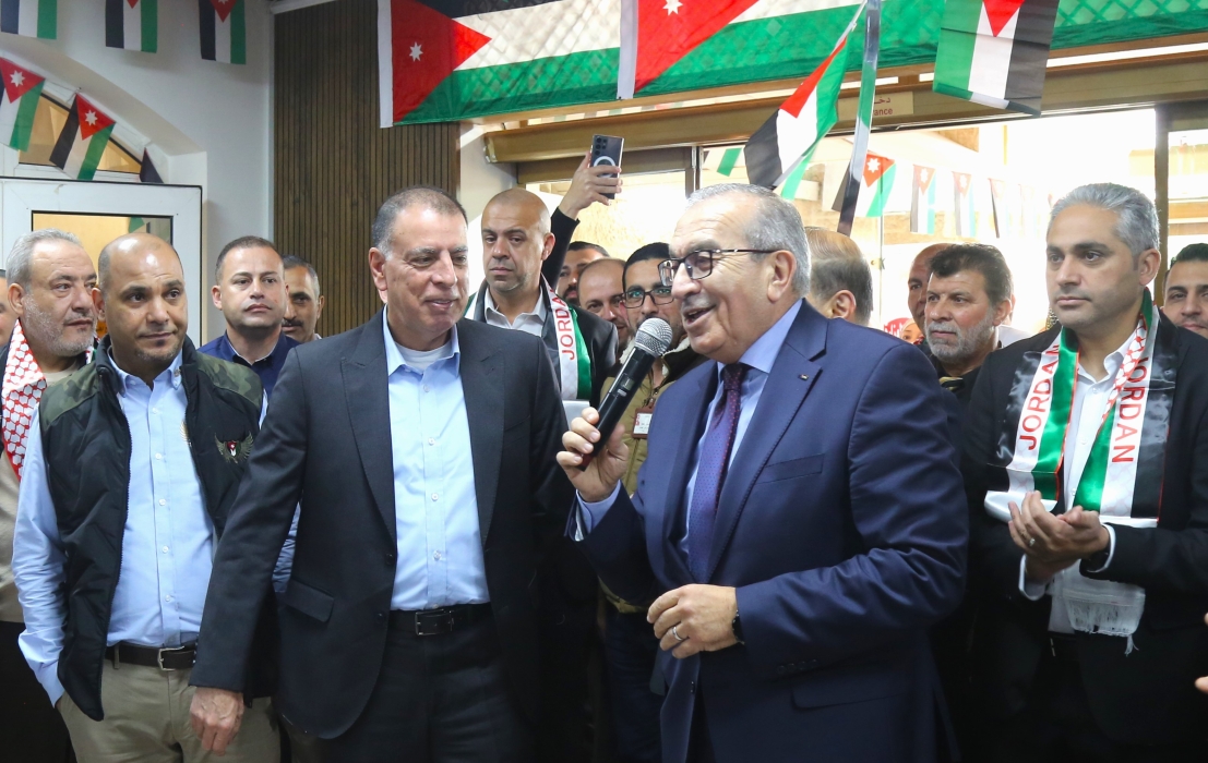 أبو السمن والفراية يشاركون موظفي الأشغال إحتفالهم بيوم العلم...صور