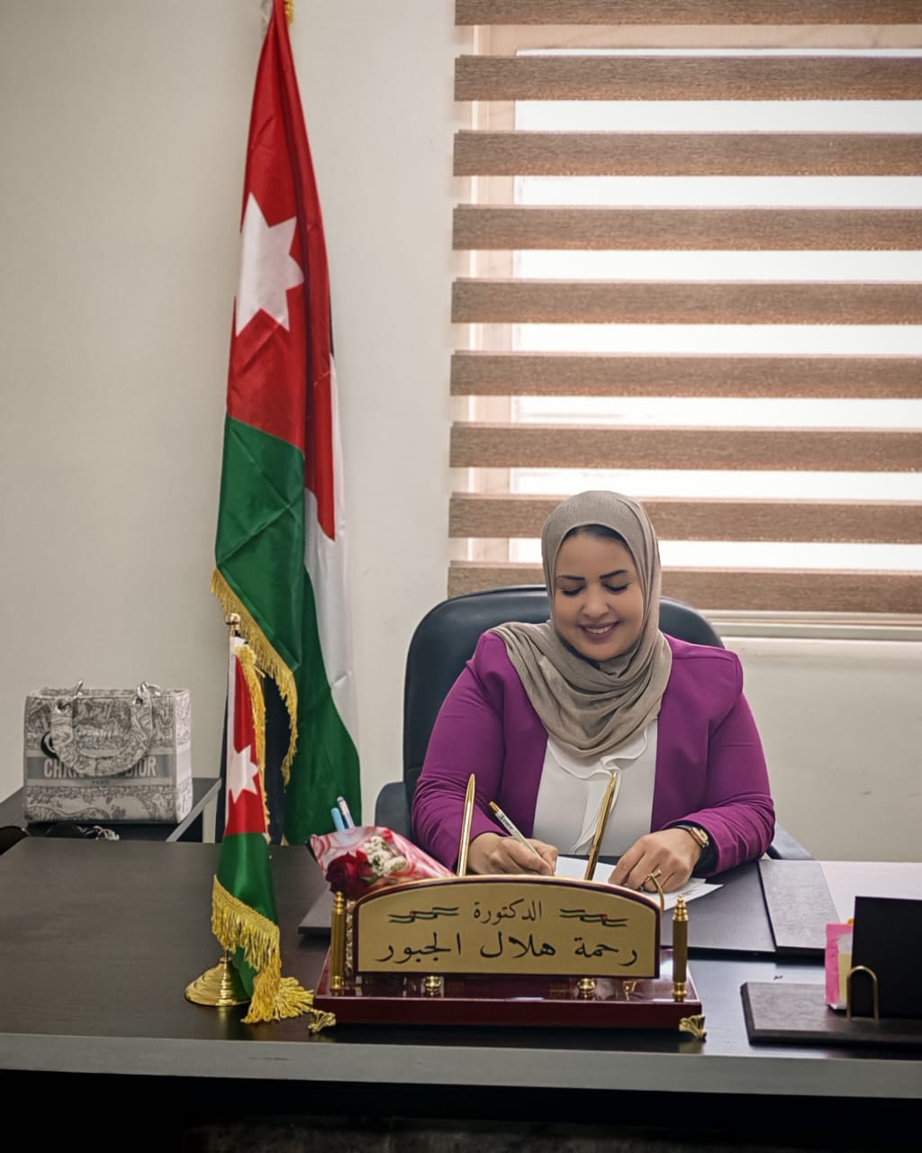 الجبور تكتب عــش هَكَـذا فـي علـوٍّ أَيُّهـا العلـمُ...فإننــا بــك بعــد اللَــه نعتصـمُ