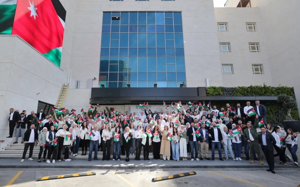 زين تحتفي بيوم العلم الأردني وتطلق علماً ضخماً في سماء عمّان