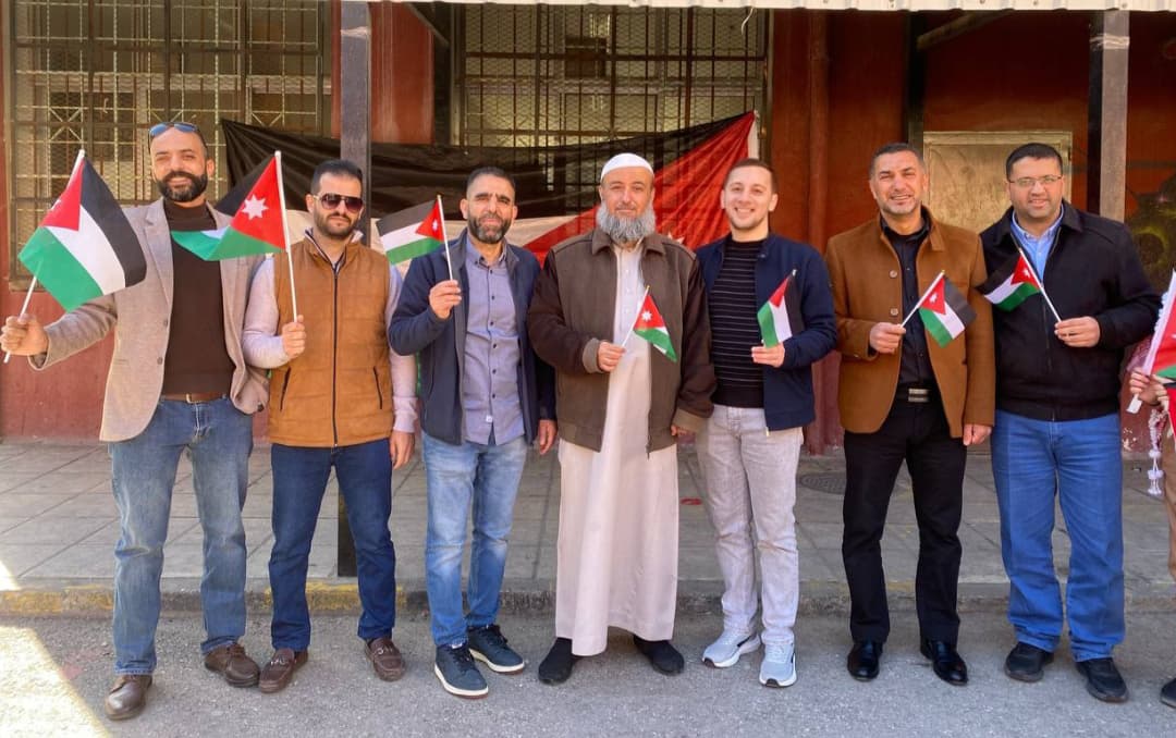 الهباهبه يشارك طلبة مدرسة المهلب بن أبي صفرة الأساسية للبنين فعاليات الاحتفال باليوم الوطني للعلم الأردني.