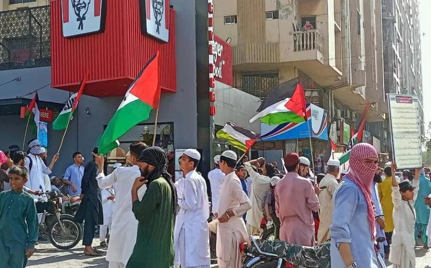هجمات علي فروع كنتاكي في باكستان.. والشرطة تعتقل عشرات الأشخاص