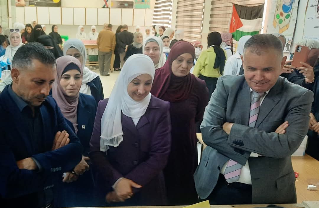 بني عطية تفتتح معرض الكيمياء في تربية القصر