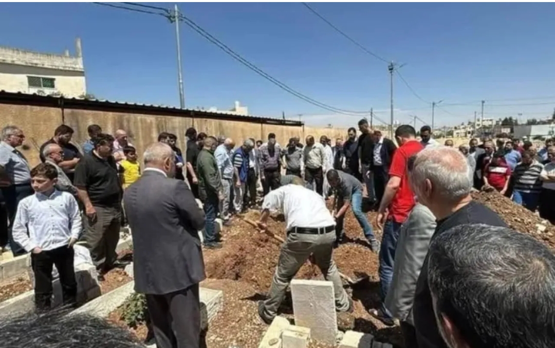 الأردن..  أهالي الصريح يوارون جثمان طبيب عراقي توفي وحيدًا في الغربة