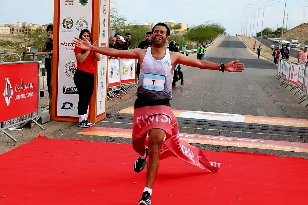 العداء الأردني أحمد المحيسن يبدأ استعادته لماراثون دبي ويشكر الفاعوري