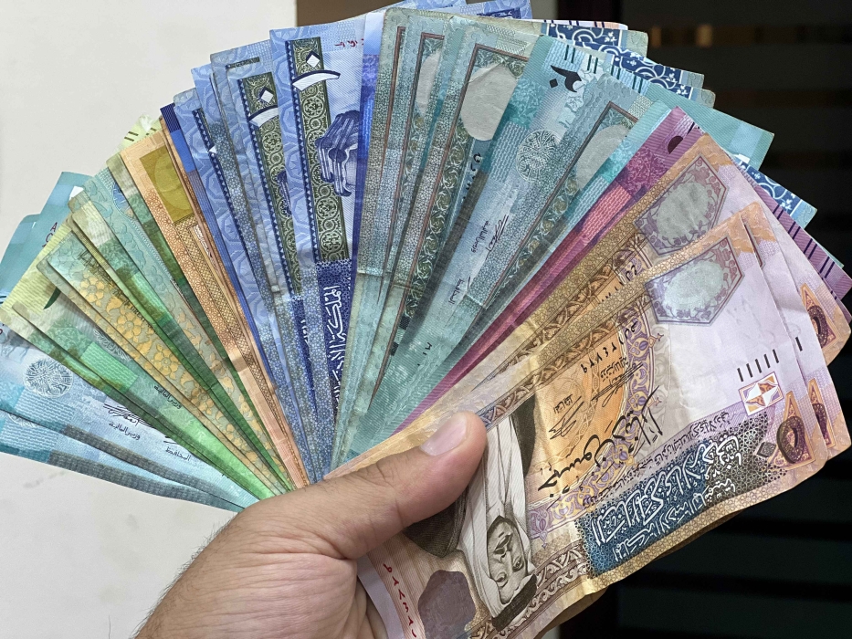 وزير الأشغال يوعز بصرف فروقات رواتب وعلاوات لموظفي مياومة مثبتين