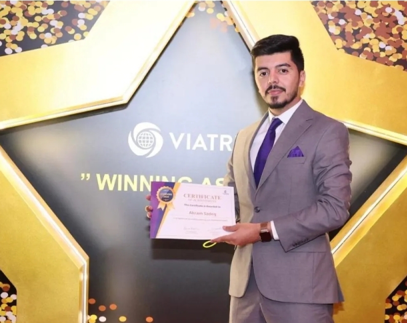 خريج صيدلة عمان الأهلية يحرز لقب أفضل إنجاز لعام 2024 في Viatris  العالمية
