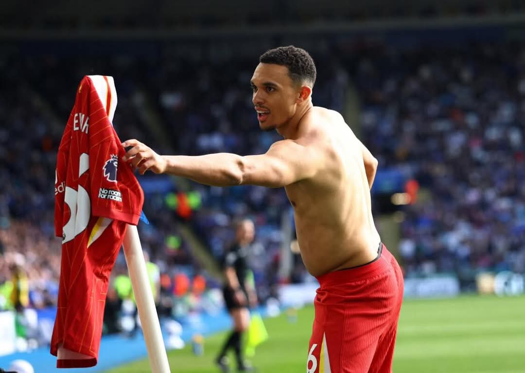 البريمييرليغ: ليفربول يقترب من التتويج بتجاوزه ليستر السيتي متسببا في هبوطه رسميا
