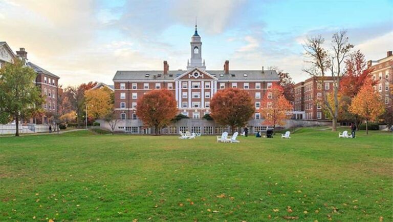 جامعة هارفرد تقاضي ترامب بسبب تجميد التمويل الفدرالي