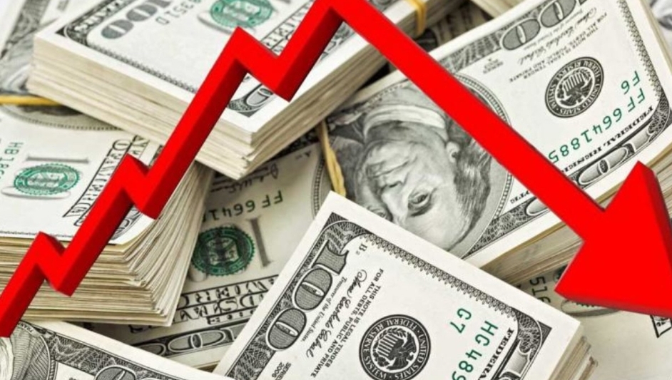 الدولار يقترب من أدنى مستوى في ثلاث سنوات
