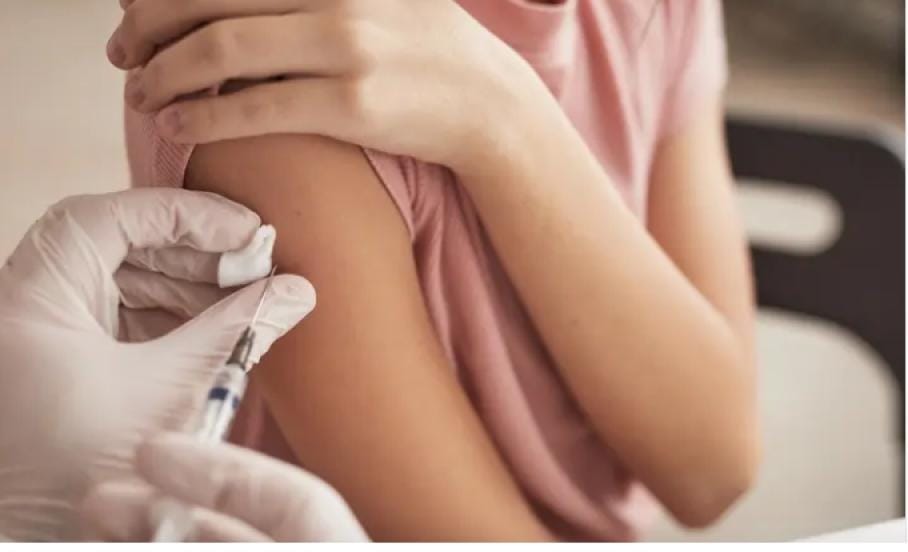 جدل طبي في تونس بعد بدء وزارة الصحة حملة تطعيم للفتيات
