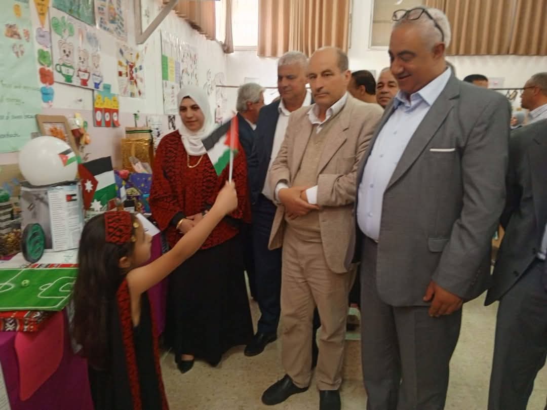 جويعد يفتتح المعرض السنوي في مدرسة عبين الثانوية