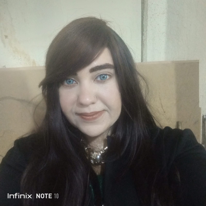 وتسألُنِى فِى تعجُب أعشقُكَ؟ ألا تخجل وصوتُ العقل مُشتاق