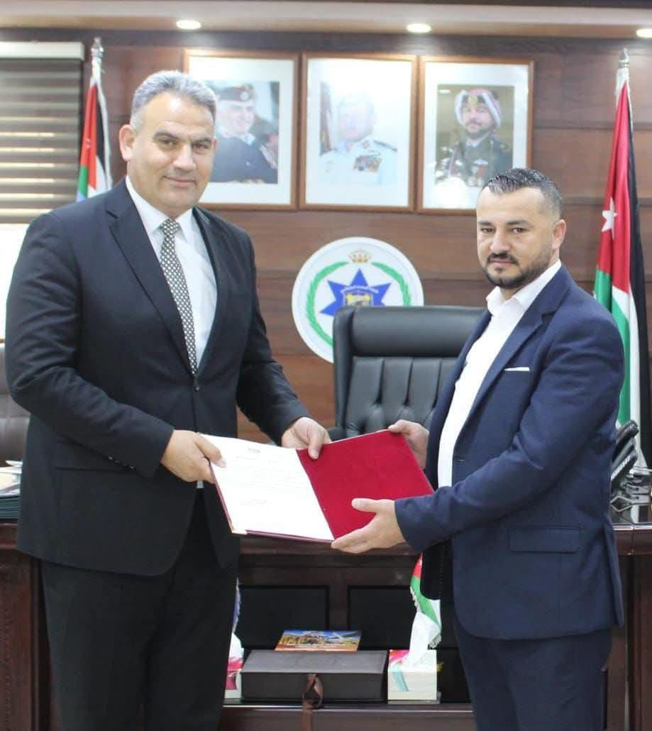 العميد  الشبول يكرم  احد الضباط الحاصلين على جائزة التميز الأمني