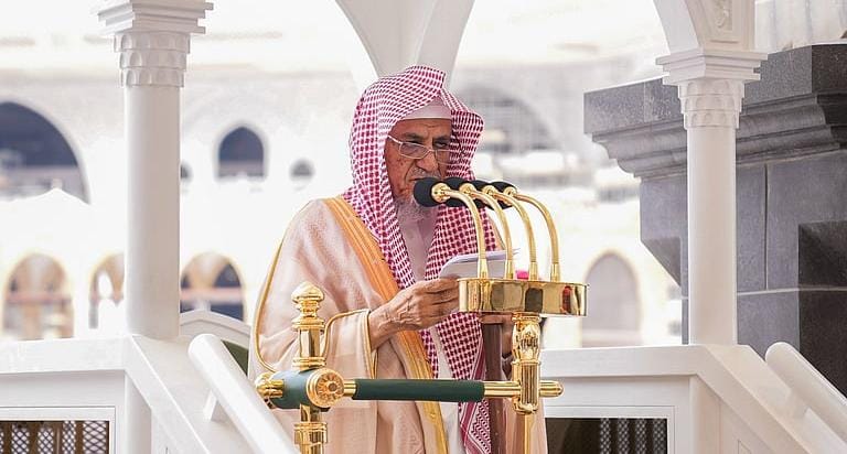 خطيب المسجد الحرام يحذر من الانفصال بين العقل والوحي ويؤكد: نور الإيمان أساس الاستقامة