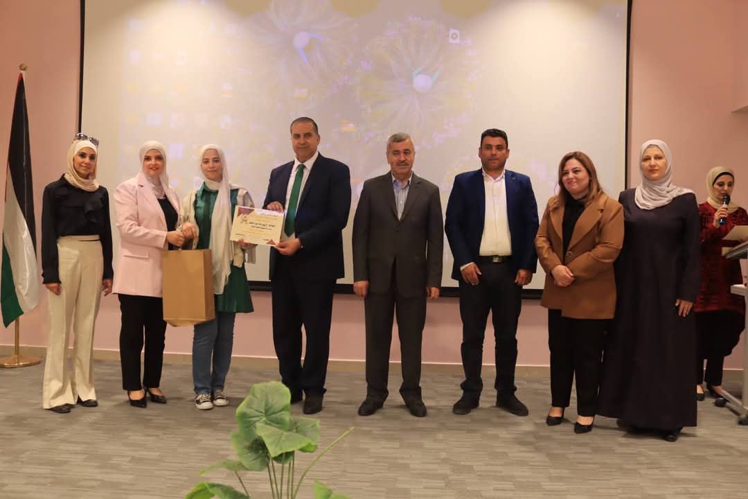 الشوابكة يكرم الطلبة الفائزين في مسابقة الرسم  الولاء والإنتماء للقيادة الهاشمية .