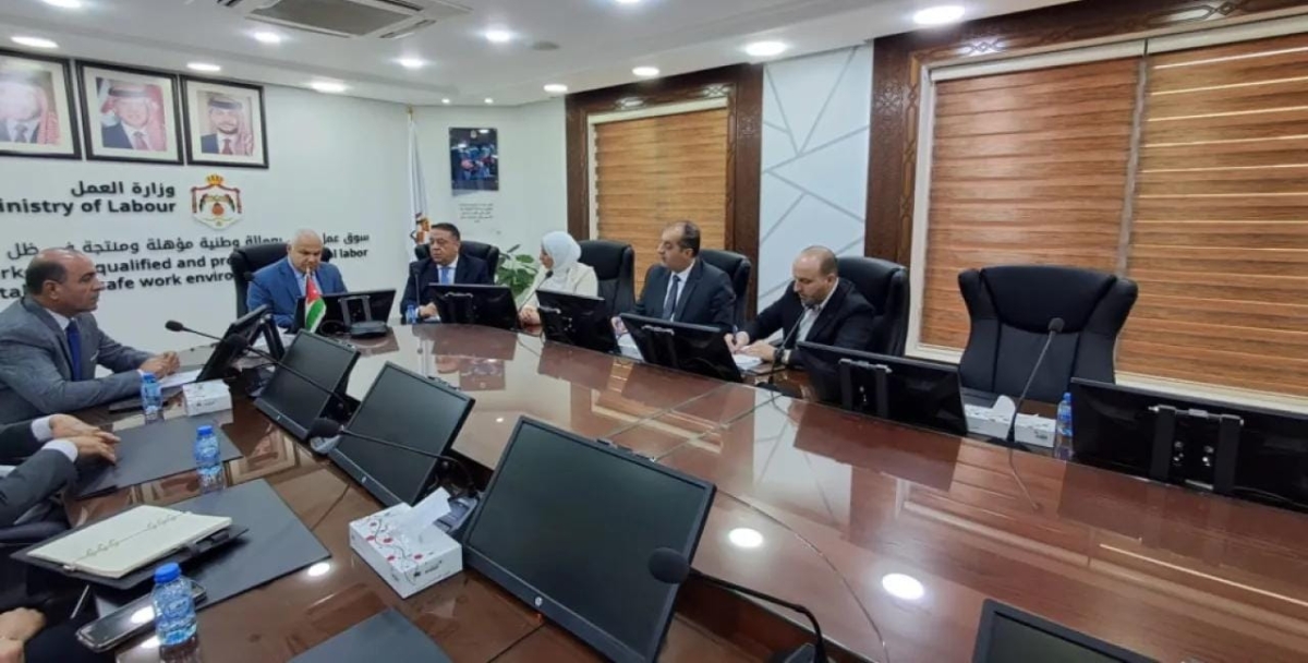 وزارة العمل والبريد الأردني يوقعان اتفاقية تعاون لتشغيل 400 أردني