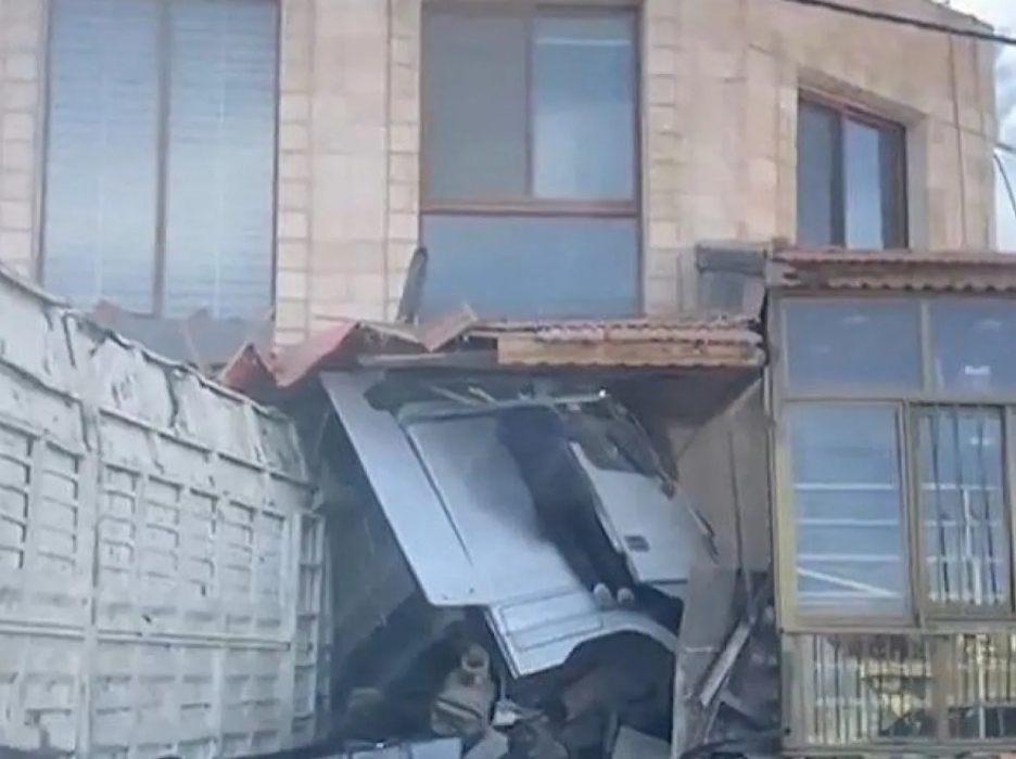 كشف سبب حادث أسفر عن وفاة سائق شاحنة اصطدم بسور مسجد