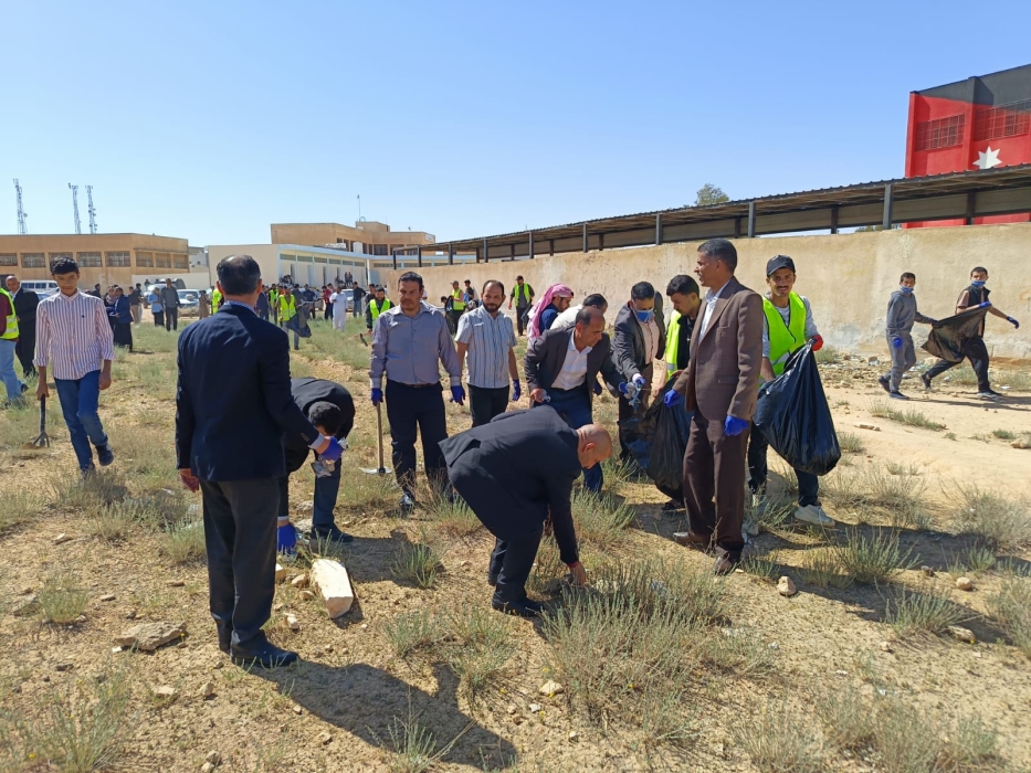 اطلاق حملة لتنظيف وازالة الاعشاب في مدرسة الباعج الثانوية للبنين