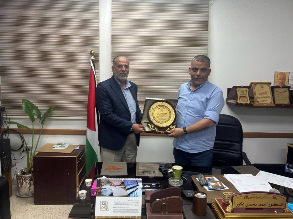 رئيس بلدية اليرموك يكرّم المدير الفني لمستشفى اليرموك الحكومي تقديراً لجهوده في خدمة المجتمع