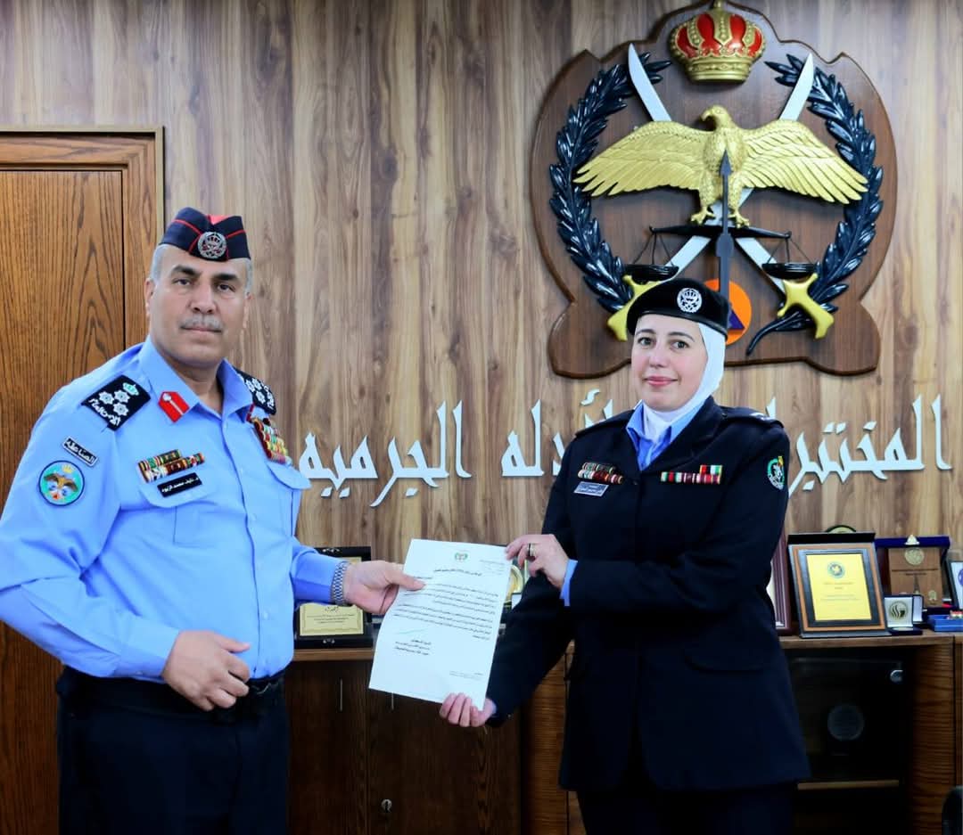العميد الزيود يكرم النقيب  محمد الزريقات والوكيل فاتن  العشران
