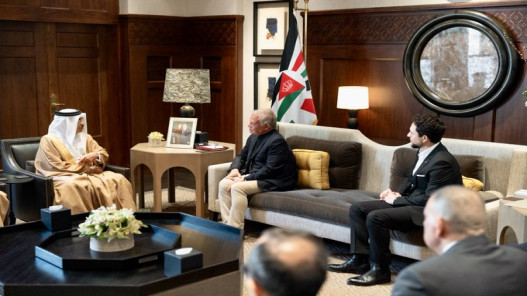 الملك يستقبل وزير الداخلية البحريني راشد بن عبدالله آل خليفة