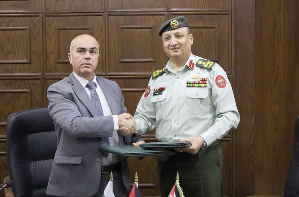 المؤسسة الاستهلاكية العسكرية والضمان الاجتماعي يجددان مذكرة تفاهم لبطاقة (حيّاك)