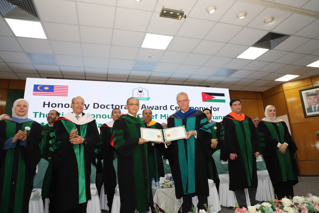 اليرموك تمنح رئيس وزراء باهانج الماليزية الدكتوراه الفخرية بالاقتصاد والمصارف الإسلامية .. صور